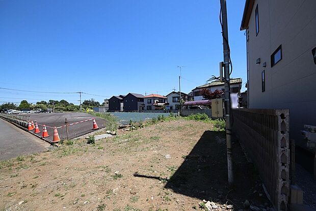 【外観】閑静な住宅街に立地、小中学校が近くお子様がいらっしゃるご家族も安心です