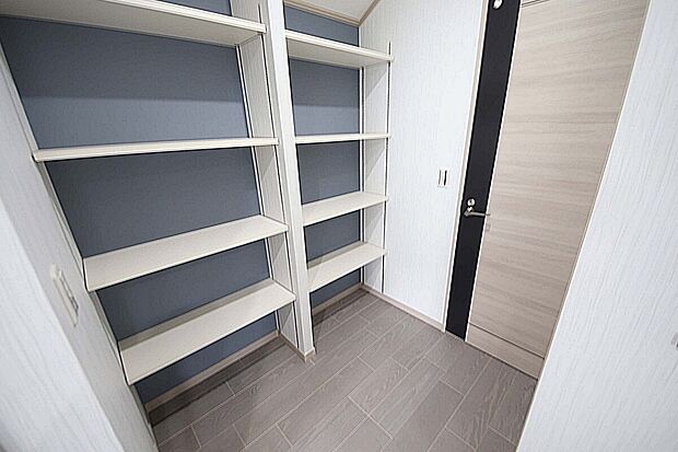 【当社分譲施工例 収納 】収納するアイテムに合わせて高さを変えられる棚が便利ですね