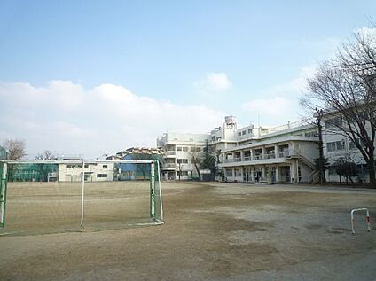 東小学校 約645ｍ
