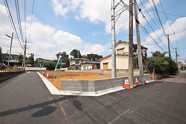 【外観】西側駐車場・東側平屋建につき、陽当り・開放感良好!