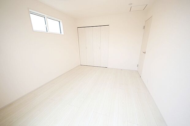 【洋室】全居室2面採光でお部屋が明るく、便利な全居室収納付