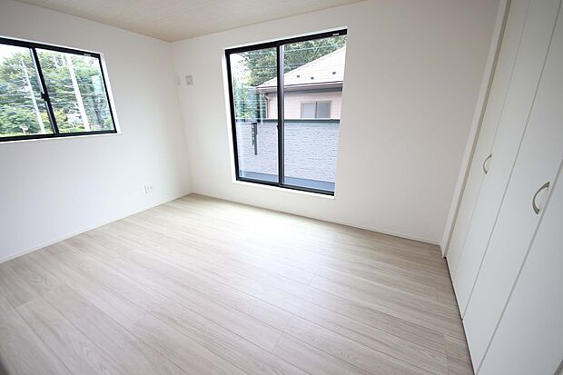 【洋室】全居室二面採光+収納完備、どのお部屋も風通しが良く整理整頓が捗ります