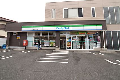 ファミリーマート 約229m