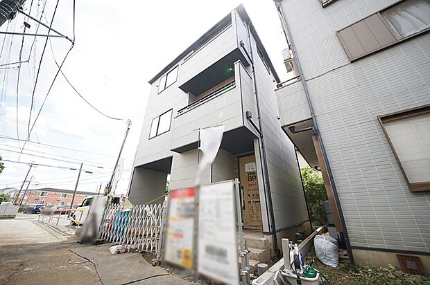 【外観】大切な車を守るビルトイン車庫付きのお住まい