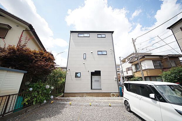 【外観】開放感のある2階リビングは日当たりもよく、道路からの目線も気にならずプライバシーも守られます