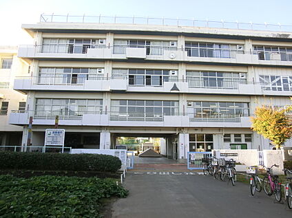 新堀小学校 約83m