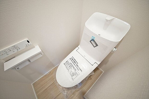 【トイレ】白を基調とした清潔感あるトイレ、温水洗浄機能付きです