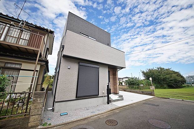 【外観】車の出し入れがしやすく開放感があるオープン外構のお住まい