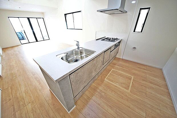 【2号棟　キッチン】家事の負担を減らせる浄水器付対面キッチン、キッチン横のスペースは用途に応じて間仕切り可能