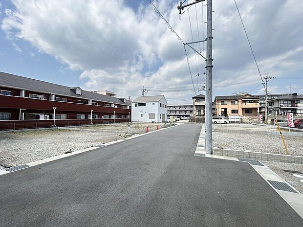 ゆとりある前面道路に面した開放感溢れるお住まいです。見通しの良い前面道路でお車の駐車もしやすいですね。 