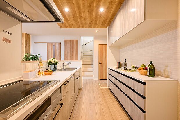 キッチン背面のカップボードは収納力も抜群!食器はもちろん、調味料や食材のストックなどを収納しておくことができます。