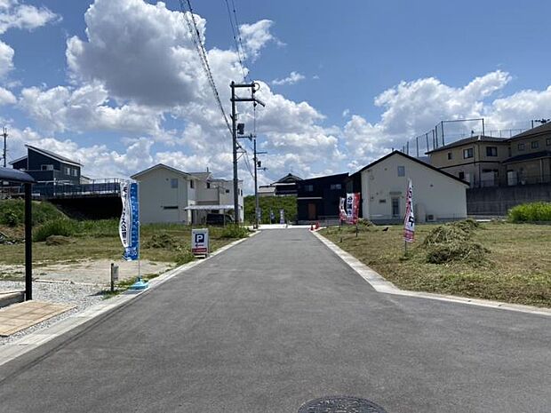 【【前面道路】】60坪超の広い敷地で家族のライフスタイルに合わせた間取りが叶います。