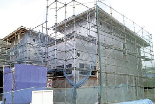 【【遮熱シート】】輻射熱を約80%反射する性能アルミを特殊技術で蒸着させた特殊シートで輻射熱(赤外線)を反射して屋根裏を遮熱する、「透湿・遮熱シート」を採用。室内の湿度が外気温に左右されにくい、快適な住まいを実現します。