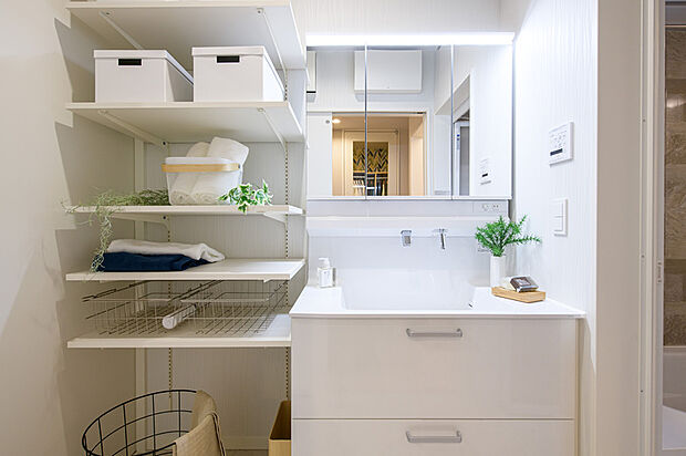 【【施工例／洗面室】】使い勝手の良い、三面鏡付き洗面台を設置した洗面脱衣室。タオルなどの収納に便利なリネン棚が備え付けられています 