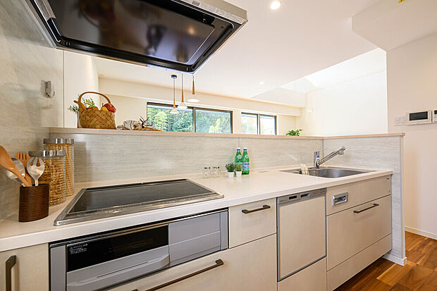 【【キッチン】】家族でのコミュニケーションがとれる対面型システムキッチン。横一列にシンクとコンロをまとめたシンプルな形です。動きやすさとスタイリッシュなデザインが魅力。※画像はイメージです