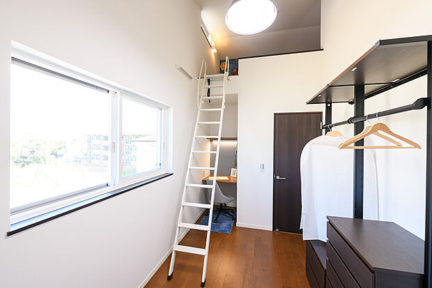 【【施工例／居室】】居室にロフトを設置し、子供部屋や収納、ワークスペースとして広く活用できます。