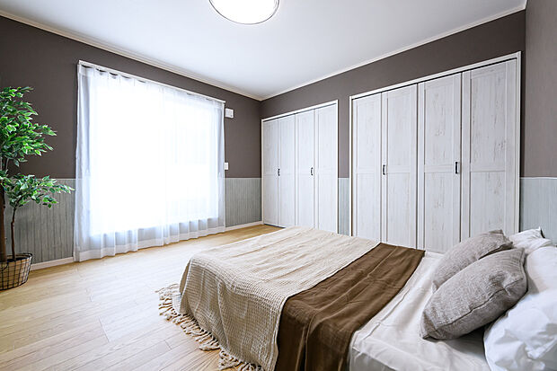 【【施工例／主寝室】】アクセントクロスで高級感を演出し、朝日が差し込む爽やかな空間です。