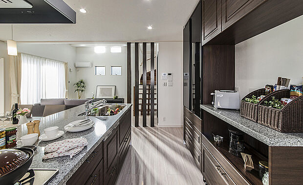 【当社施工例】
開放的なフルフラットキッチンに統一感のあるカップボードを備えたキッチンです。キッチンの通路幅も余裕があるので、ご家族が一緒にお料理するにも快適です。