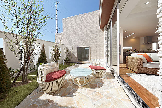 【当社施工例】
広々としたアウトドアリビング。天気の良い日にはハンモックやデッキチェアを置いて、手軽に日光浴を楽しむことができます。リビングから一続きなので、自宅カフェとしても気軽に楽しめます。