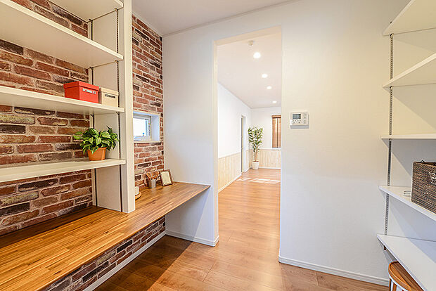 【当社施工例】
季節物の大きな荷物や防災用品、掃除用具など、納戸やWICとして多目的にお使いいただけます。幅広いお荷物を収納できるので、お部屋は散らからずいつでも綺麗に使っていただけます。