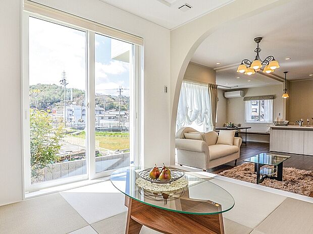 【当社施工例】洋風テイストの家でも和の空間を1部屋ご用意することで、ほっと一息つける寛ぎの場になります。洋風のイメージを損なわないベージュ系の畳を使用し、和モダンな雰囲気を大切にしています。