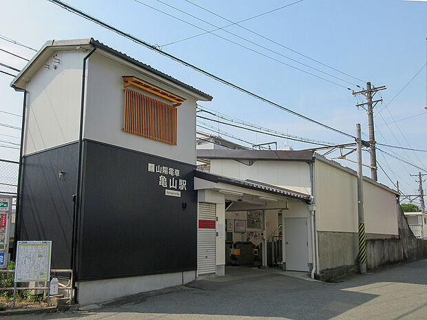 【山陽電鉄本線「亀山」駅 徒歩約12分】駅までフラットアクセスで通勤や通学の負担が少ない立地！2駅先の山陽姫路駅でJR線へ乗換ができ、遠方へのお出掛けもスムーズです。姫路バイパスが南を走り、車移動も◎