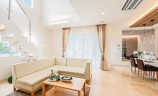 【当社施工例】多彩なプランニングが叶う自由設計区画。吹抜け+階段を設置するとリビングが開放的!高い位置からの光は明るく室内全体を照らしてくれます。日中は照明をつけなくても十分明るい空間になります。