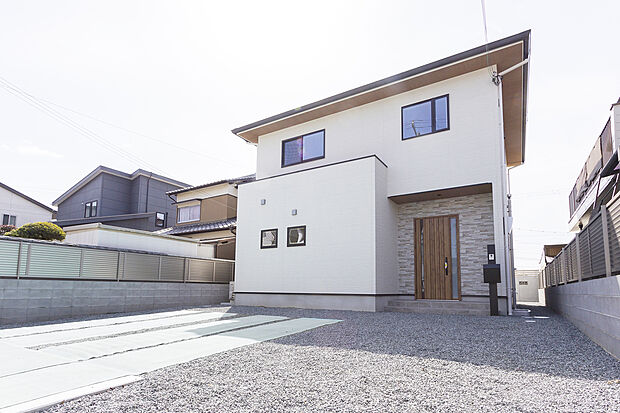 【KH 飾磨区付城】ファミリーにもゆとりある4LDK新築戸建!光熱費を一本化したオール電化仕様です。庭やLDKが前面道路とは反対の南側で明るく広々!完成済につき、ご入居までがスムーズです。