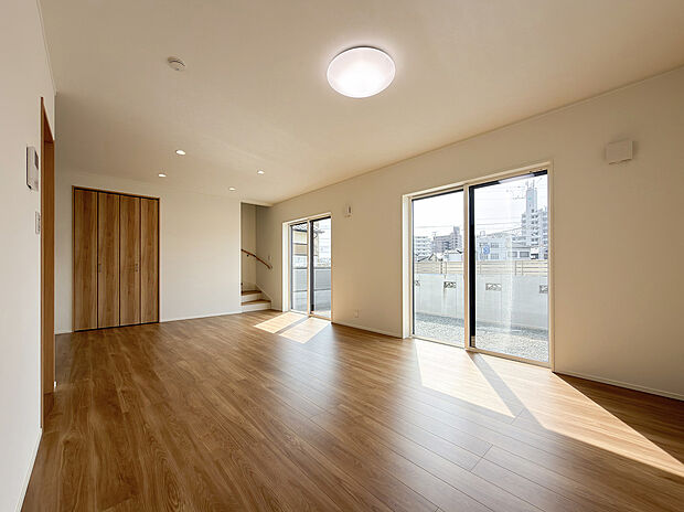 【1階約20帖LDK/A号地モデルハウス】ご家族揃って団らんの時間をお過ごしいただける大空間。リビング、ダイニングスペースのどちらも南窓に面し、庭へと続く伸びやかな景観がより開放感をもたらします。