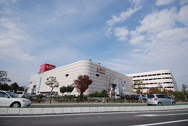 【大型商業施設が徒歩圏内】
イオンモール姫路リバーシティーへ徒歩約8分~9分の立地で、買い物が便利に。そのほか、ドラッグストアやコンビニ、ホームセンターなども徒歩圏内に揃っています。