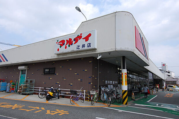 【買い物施設が揃い、暮らし便利な立地】コンビニ・スーパー・ドラッグストア・コンビニなどが徒歩10分圏内に揃い、毎日の買い物がスムーズ。目的などによりお得に使い分けも出来そうです。