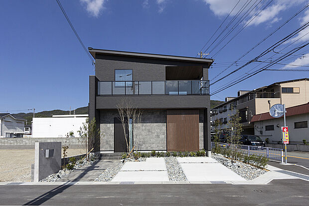 【【外観/J号地モデルハウス】】開放感のある南東角地に建つ、陽光豊かな住まい。太陽光発電システム(13.06kW)を搭載した、オール電化モデルです。外観は、ブラックを基調としたスタイリッシュなデザインに。車2台、並列駐可能です。