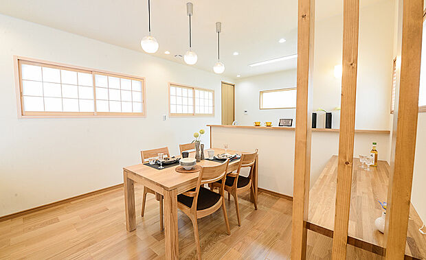 【【当社施工例】】3連のペンダントライトがお洒落な明るいダイニングです。格子状の窓が和風モダンな雰囲気を出しており、どの年代のご家族も落ち着いて過ごしていただけます。