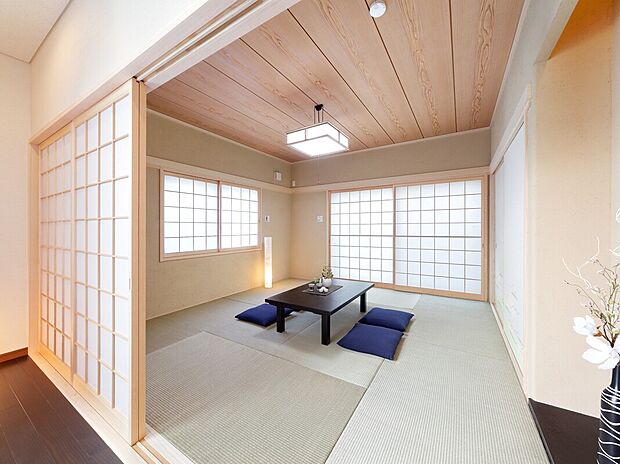 【【当社施工例】】障子などの日本古来の典型的な和室のしつらいも、縁のない琉球畳との組み合わせにより木のぬくもりが感じられるモダンな雰囲気に。フローリングと隣り合っても違和感なく寛いでいただけます。