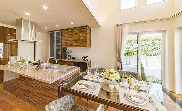 【【当社施工例】】キッチンとダイニングの動線が楽になる、ダイニングと横並びのキッチン。配膳も横に流すかたちでより簡単になり、キッチン近くに座れば、座っていてもキッチンの物を取りに行く動線も短くなります。