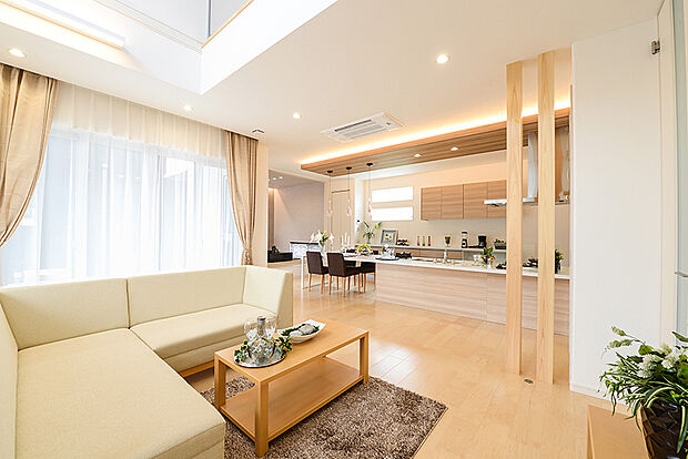 【【当社施工例】】キッチンのカウンターとダイニングの高さを揃えることにより、ダイニングを利用して立って調理するのも快適になります。作業スペースを広々と使えるので、ご家族揃ってお料理が楽しめます。