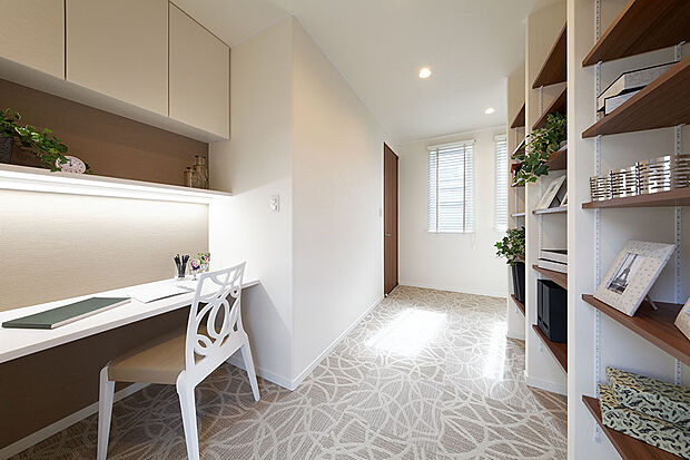 【【当社施工例】】廊下の一角に大容量の収納とカウンターデスクを設けました。可動式の棚なので、収納する物によって高さを調節ができスッキリと片づけられます。ご家族共有の収納スペースとしてお使いいただけます。