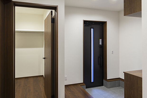 【【1階玄関/D号地モデルハウス】】玄関ドアはスリットガラス入り。1階ホールにはFCLを設けました。アウターなどを掛けておくことができ、花粉等を邸内に持ち込まずお出掛け用品をまとめて保管する事ができます。