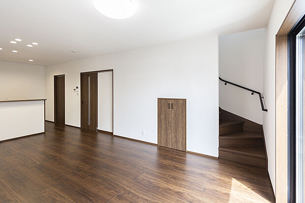 【【1階約17.8帖LDK/D号地モデルハウス】】南側・東側に窓を設けた、陽光豊かなLDK。ご家族のコミュニケーションが自然と増えるリビング階段を採用しています。階段下スペースは収納に。物が増えがちなリビングが片付きます。