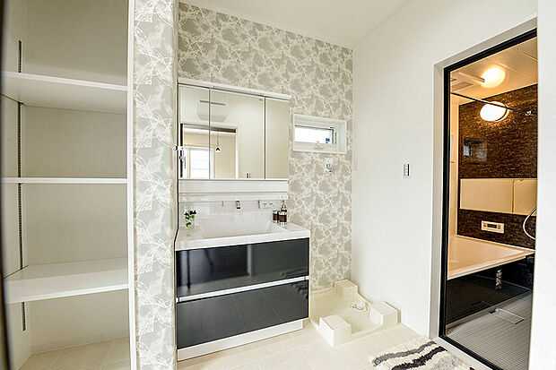 【【当社施工例】】用途に合わせて高さを調整できる便利な棚を、洗面室に設けました。洗濯用洗剤やタオルなどまとめて置けるのでスッキリした空間を保つことができそうです。