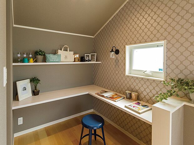 【【当社施工例】】洋室の一角にカウンターを設け、書斎コーナーとしました。自分だけの落ち着いた時間が過ごせる秘密のスペースで、お客様に見られることがないため大胆なクロス使いをして冒険してみるのも良いでしょう。