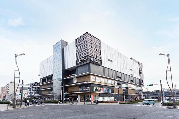 【テラッソ姫路(徒歩約17分～19分)】休日の家族のお出かけにおすすめな「姫路」駅に近接した大型複合商業施設。映画館を中核に、ファッション、飲食店などが集積しています。多様な専門店とグルメで、ショッピングやレジャーを1日中満喫できます。