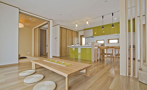 【【当社施工例】】キッチンのグリーンがアクセントになった、北欧風のLDKです。和室の引き戸を開放すると一体感のある大きな空間になります。お客様が大勢遊びに来られても十分対応可能です。