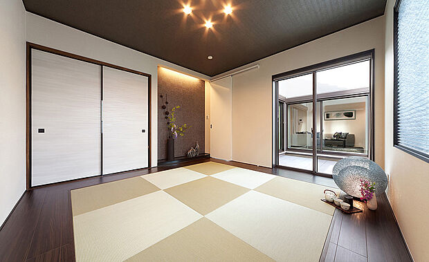 【【当社施工例】】天井クロスやダウンライトによって、部屋全体が引き締まりおしゃれな印象の和室です。アクセントクロスや畳の配色にもこだわり、落ち着きと趣がある空間に仕上がりました。