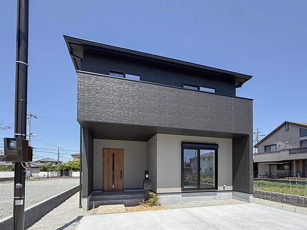【【外観/D号地】】玄関ポーチは屋根付き部分が広く、雨の日の出入り時に濡れにくい設計。高浜小学校、飾磨東中学校が徒歩6分圏内、高浜総合公園徒歩約20分。幼保、クリニックも徒歩10分圏内で、ゆったり子育てができる環境です。