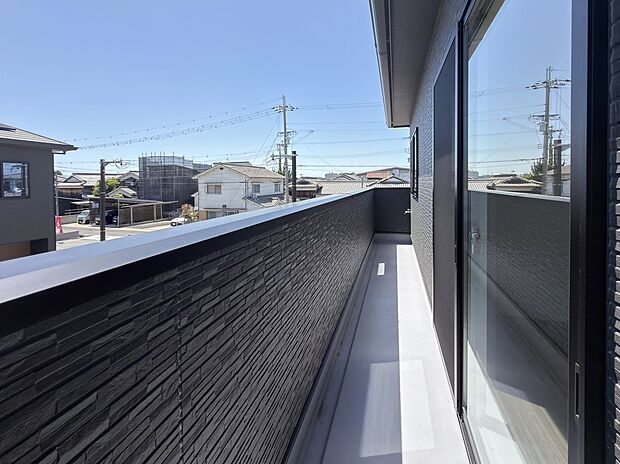 【【2階バルコニー/D号地】】晴れた日は青空が気持ちよく広がり、家事の合間に外の景色を眺めてリフレッシュできそうです。バルコニーに水栓が備わっており、掃除の際に水を持ち運ぶ手間が省けます。