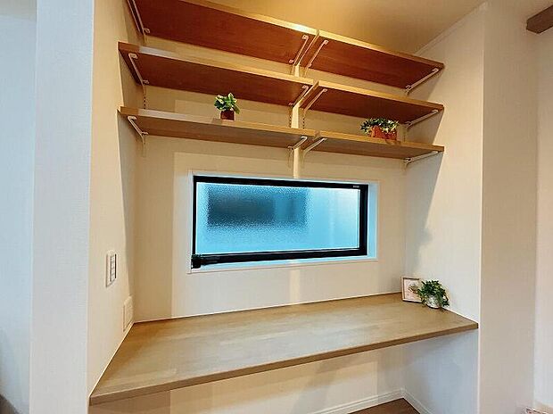 【【施工例写真/スタディカウンター】】リビングや洋室にスタディカウンターを設けることもできます。
テレワークや家事スペースとしても便利です。
※画像にはオプション商品も含まれております。