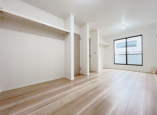 【【施工例写真/洋室(2ドアタイプ)】】お部屋に開放感をもたらすオープン収納。
収納ドアの開閉が不要なのでお部屋を広くお使いいただけます。
※画像にはオプション商品も含まれております。