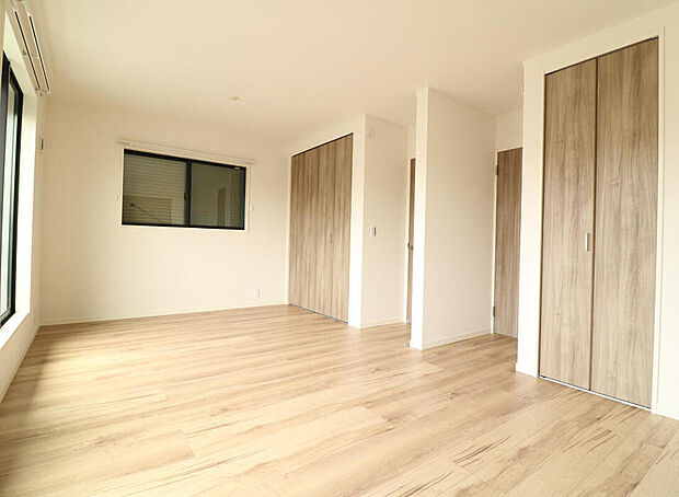 【【施工例写真/洋室(2ドアタイプ)】】お子様の成長に合わせて間仕切り可能な2ドアタイプの洋室。
※画像にはオプション商品も含まれております。