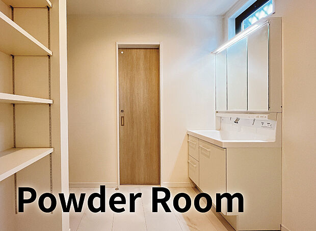 【【洗面台】】水がたまりにくい「キレイアップ水栓」を採用し、使いやすさとお手入れのしやすさを追求した900Wの大型洗面化粧台。
三面鏡裏の棚には小物類がすっきり収納できます。